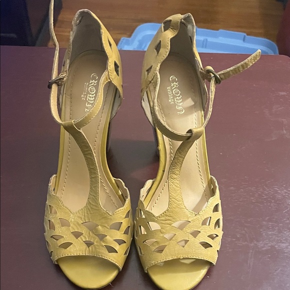 Crown Vintage Mustard Yellow Heels - Picture 1 of 4